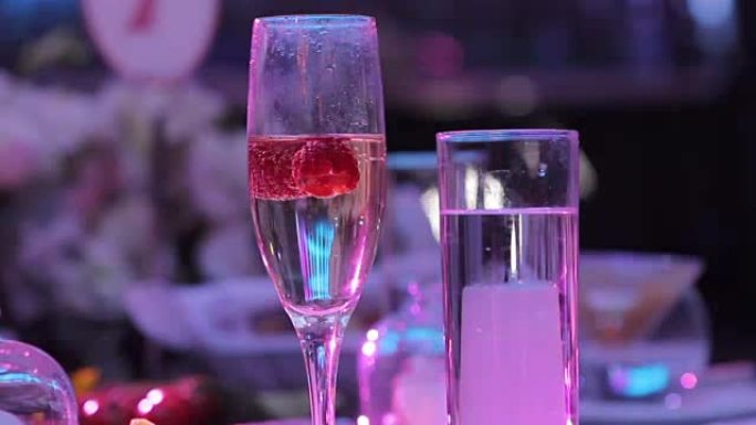 自助餐桌上的香槟和水果酒杯，餐厅或酒店大堂的自助餐桌，相机，浅景深，欢迎餐厅大堂的客人