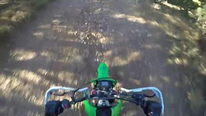 PoV: Enduro赛车手在泥泞的赛道上骑着越野自行车爬到山上