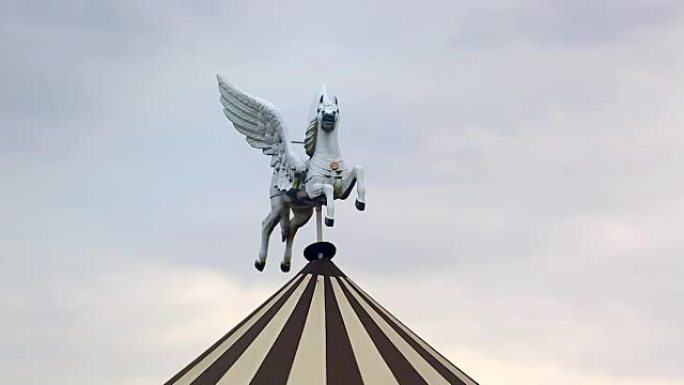旋转木马屋顶上的马雕像