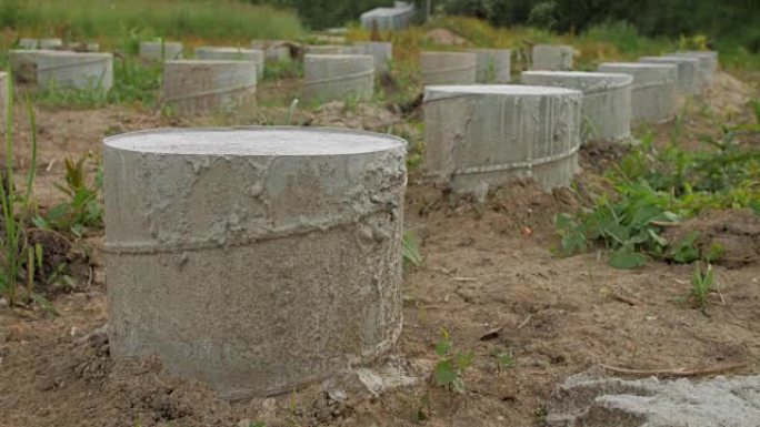 房子的混凝土地基。建造一座小型家庭住宅