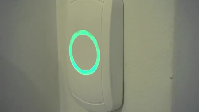 触摸感应设备，用于打开带灯的门。未来技术。4k拍摄