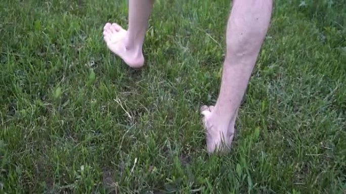 人的脚在草慢动作中奔跑