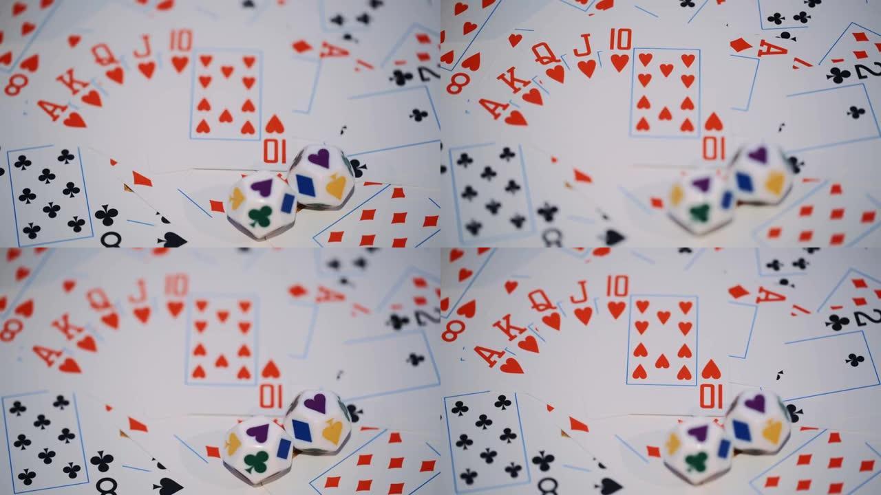扑克牌散落在桌子上。