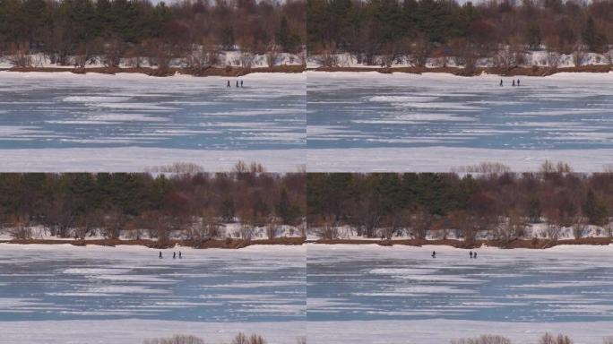 人们在河上的冰上行走