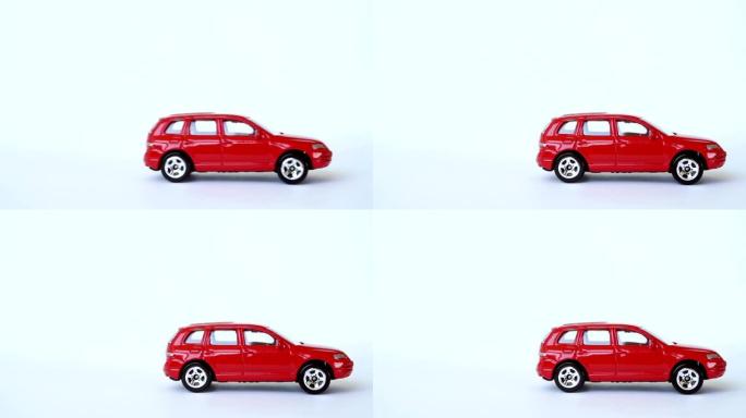 红色玩具车滚入车架。