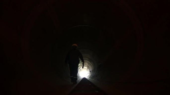 工人在tunel中行走