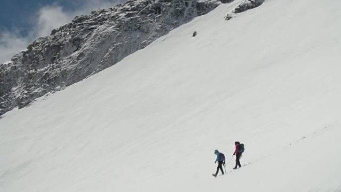 为了安全起见，两个登山者体面地将冰川拉拢在一起。