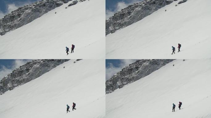 为了安全起见，两个登山者体面地将冰川拉拢在一起。