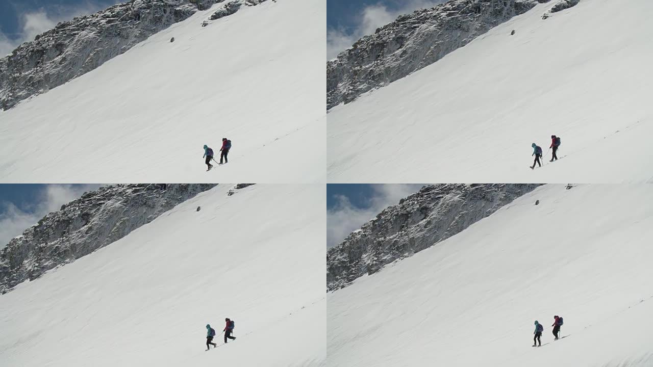 为了安全起见，两个登山者体面地将冰川拉拢在一起。