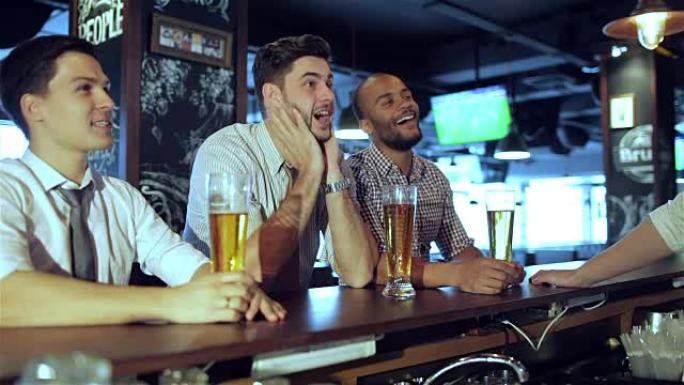 男子球迷在电视上观看足球并喝啤酒
