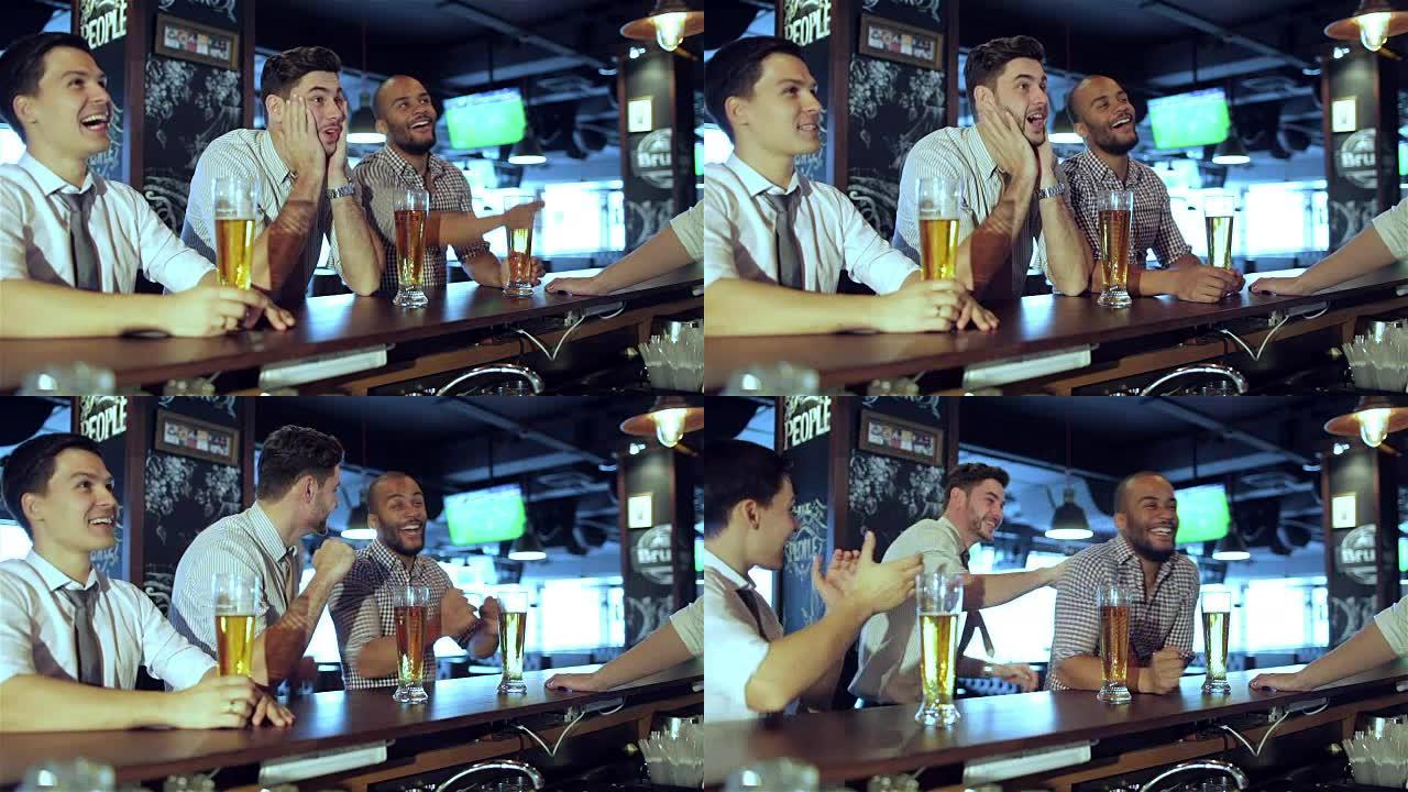 男子球迷在电视上观看足球并喝啤酒