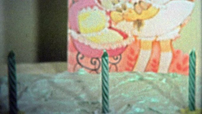 美国博尔德公司- 1974年:三岁生日庆祝蛋糕，铝箔上有蜡烛。
