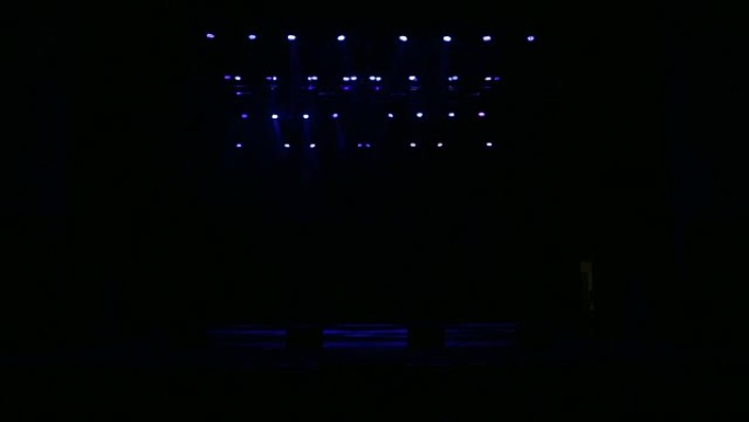 蓝色的舞台灯光，音乐会上的灯光表演。