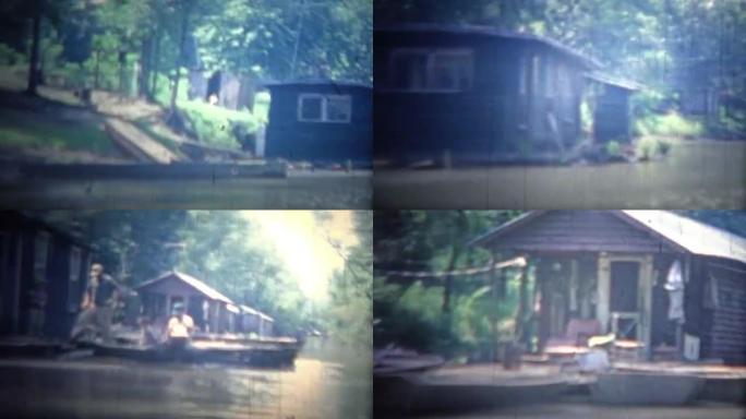 阿肯色州，美国-1965: 洪水泛滥的河上的浮动船屋和生活单位。