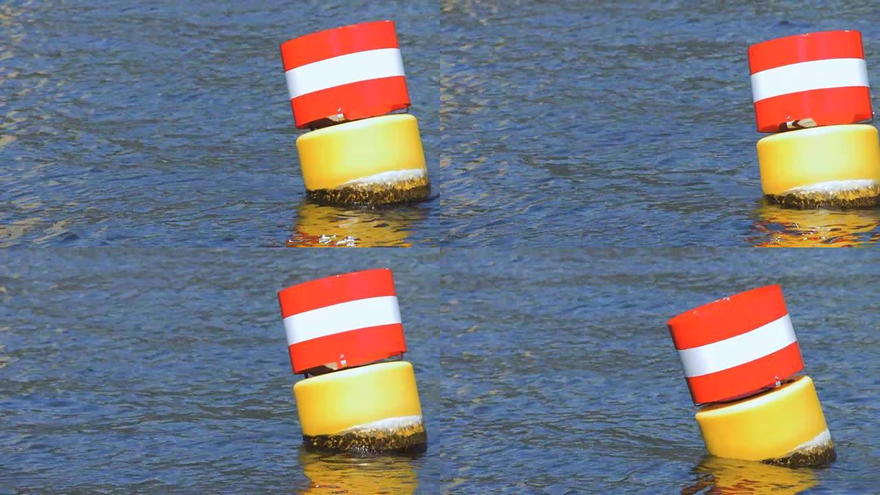 蓝色施普雷河水中的黄色红色和白色钢制航行浮标