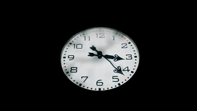 晚上大型冰冻城市钟。延时一小时。特写。纯黑色背景。