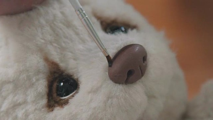 制造泰迪熊的过程: 主人画鼻子玩具