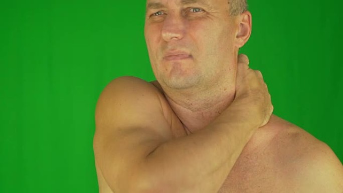 男人揉脖子和肩膀的极端特写镜头。