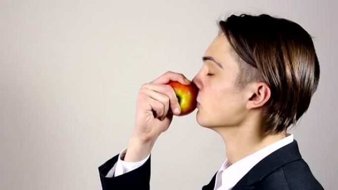 年轻人嗅苹果