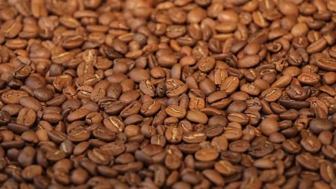 咖啡豆堆的缓慢旋转。咖啡豆特写。可循环旋转