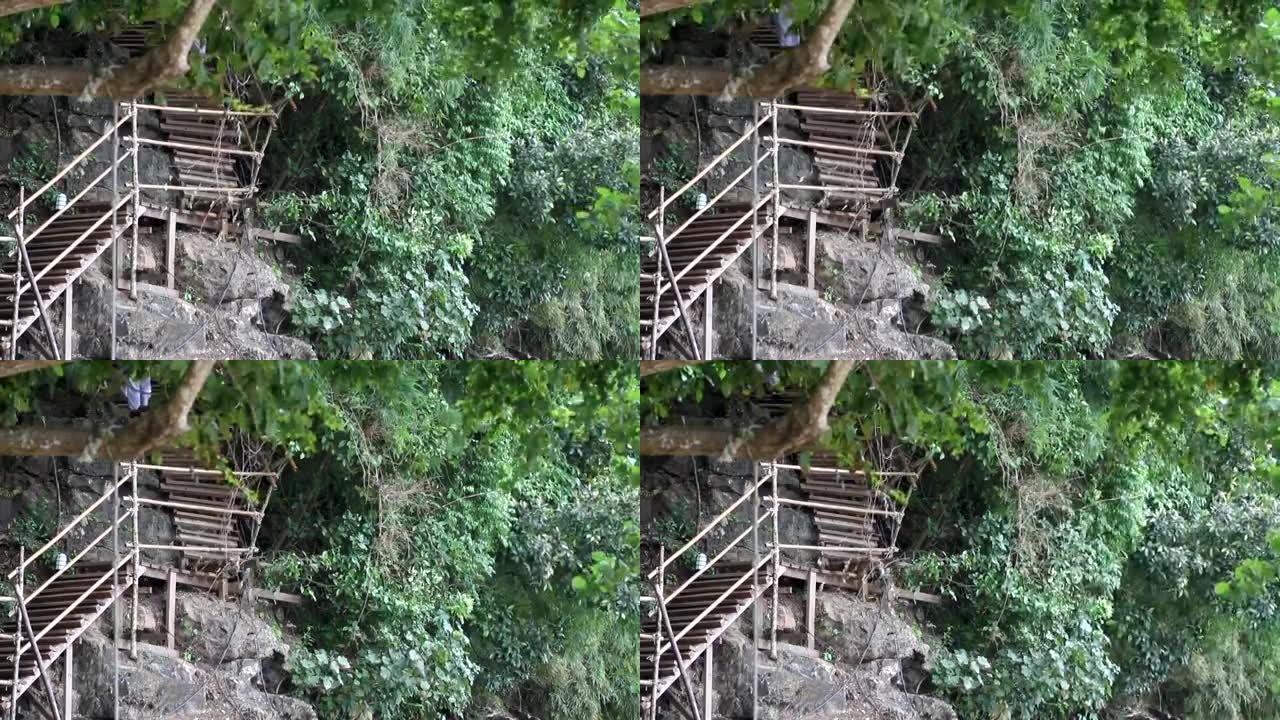 泰国甲米府奥南。男子爬上木制楼梯