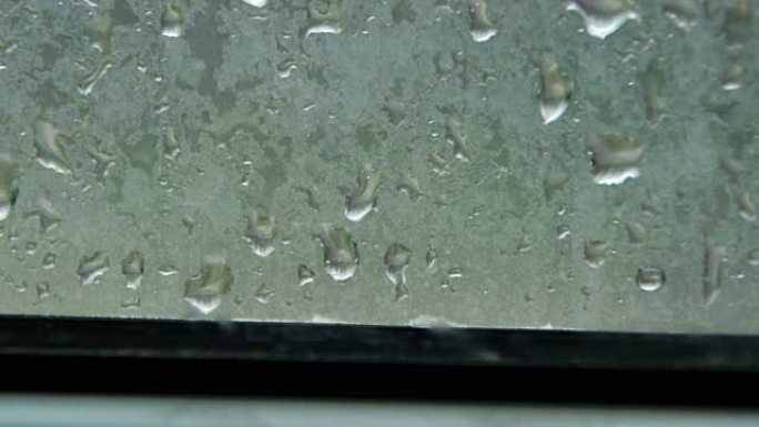 雨滴在窗户上，雨滴在塑料窗后面