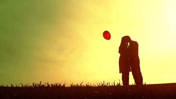 可爱的年轻情侣心气球浪漫爱情概念