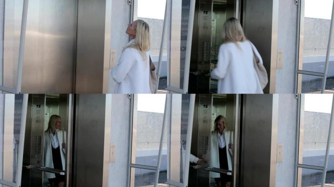 在电梯前等着的金发女人