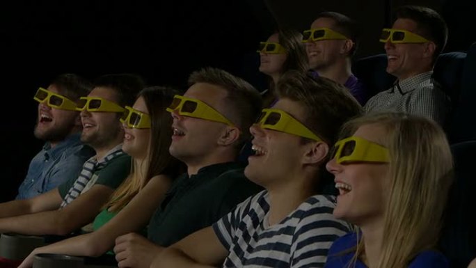 年轻人在电影院看电影: 3D喜剧。特写