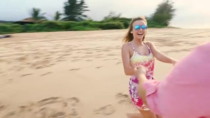 迷人的健康夫妇在海滩上一起跑步很开心