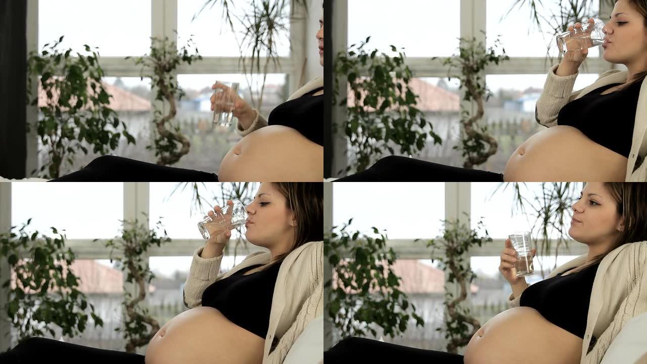 怀孕饮用水中的年轻美女