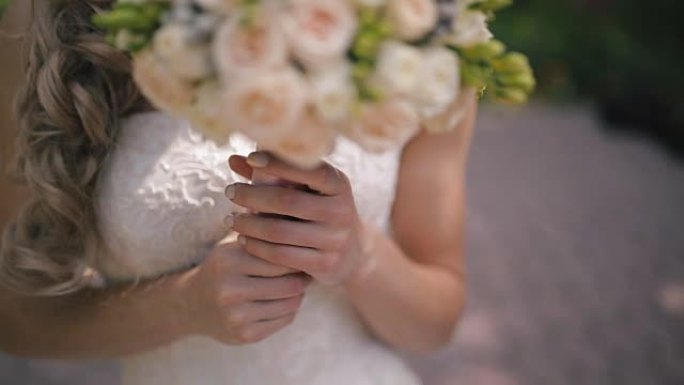 新娘拿着婚礼花束。