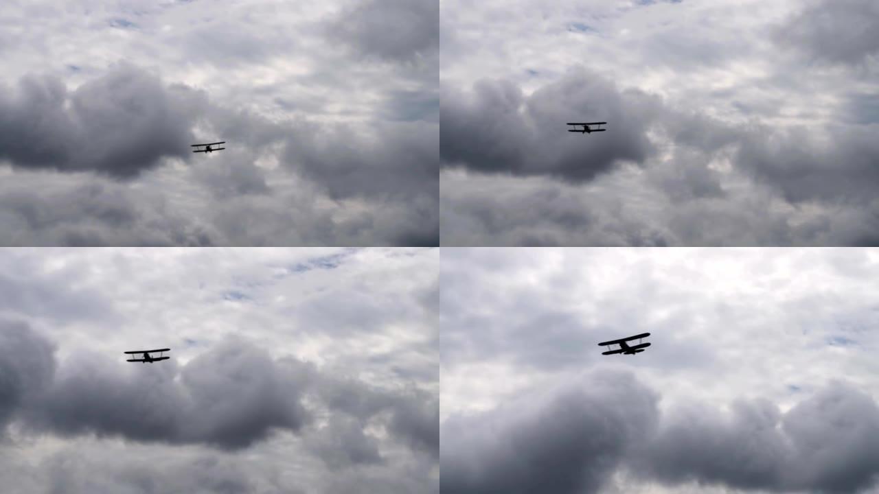 在多云的天空中飞行的复古飞机