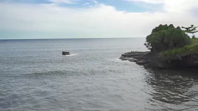 印度尼西亚巴厘岛石质海岸的海浪