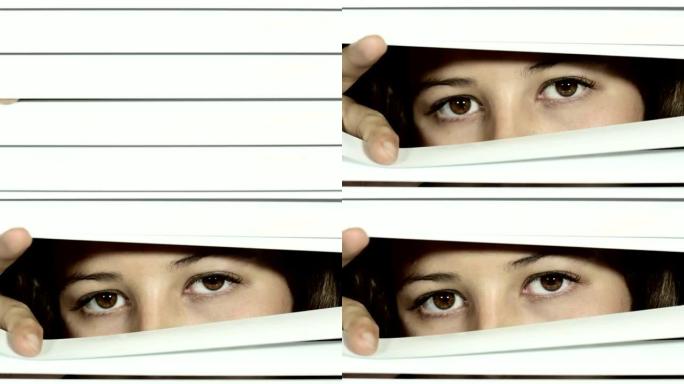 封闭的威尼斯百叶窗打开，显示出美丽的棕色眼睛的年轻女子，她看起来很严肃，然后眨眼。