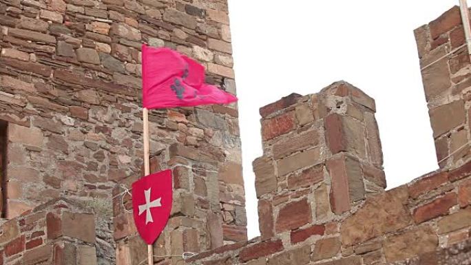 堡垒墙上有百合花的红旗