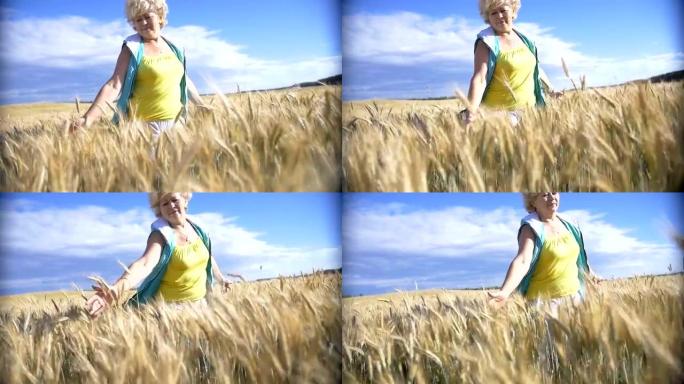 女人走在麦田上，微笑着，金色的田野在蓝天下