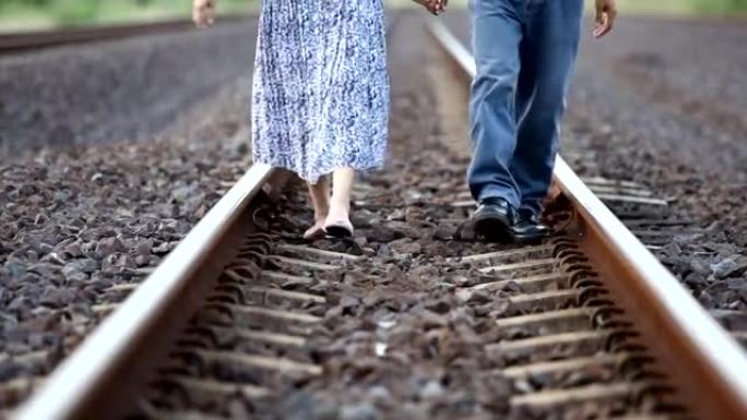 夫妇在铁路上行走