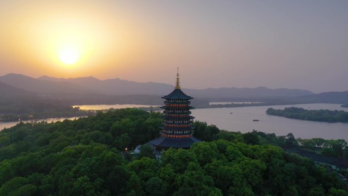 夕阳下的意境雷峰塔