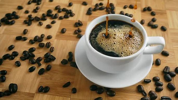 色彩分级技术示例使用倒咖啡的镜头