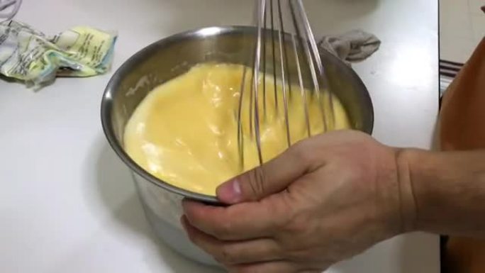 将鸡蛋和糖与打蛋器混合，制成蛋糕面团