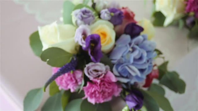 排列不同颜色的不同花，站在桌子上做节日装饰