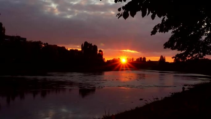 乌兹哥罗德背景下的河岸日落