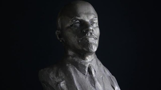 黑色背景上的弗拉基米尔·列宁的旋转肖像雕塑。