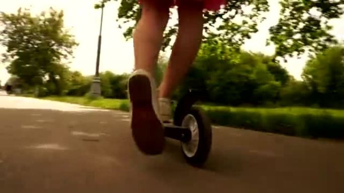 玩迷你踏板车的女孩，踢踏板车