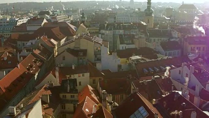 捷克共和国阳光明媚的布拉格老城的瓷砖屋顶。全高清概述平移镜头