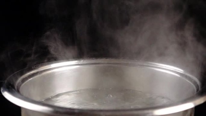 黑底金属锅开水，慢动作