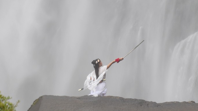 震撼瀑布山中前飞流直下古代汉服美少女舞剑