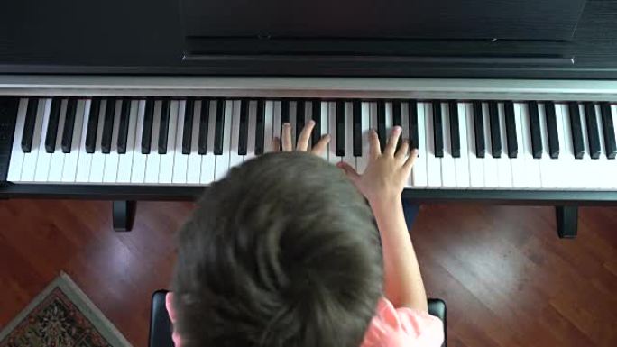 孩子弹钢琴的特写镜头