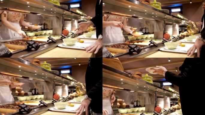 供应午餐的食堂工人